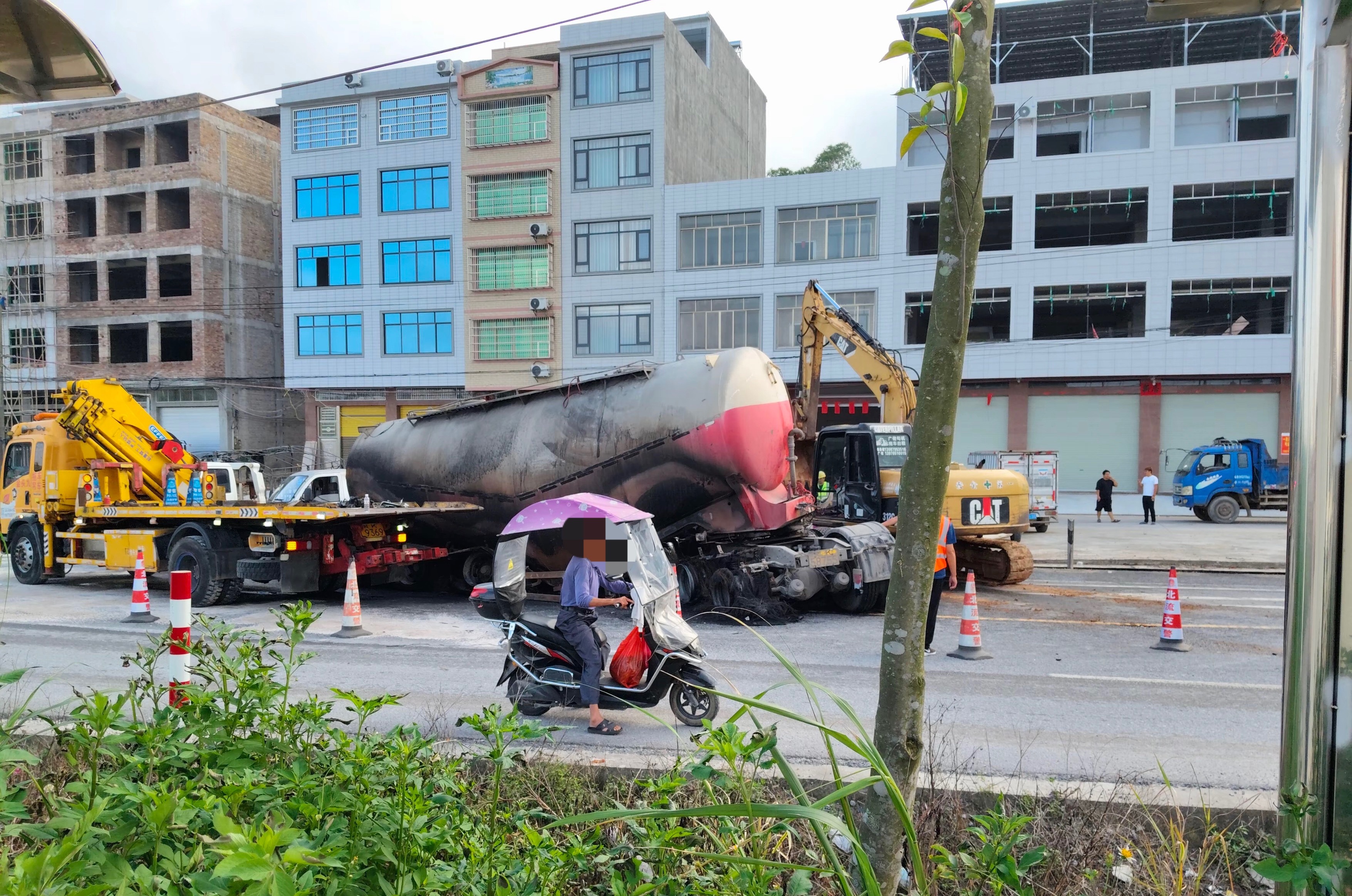 【玉林镇南村路口油罐车与水泥罐车碰撞起火】6月22日晚，玉林市北流市六靖镇镇南村