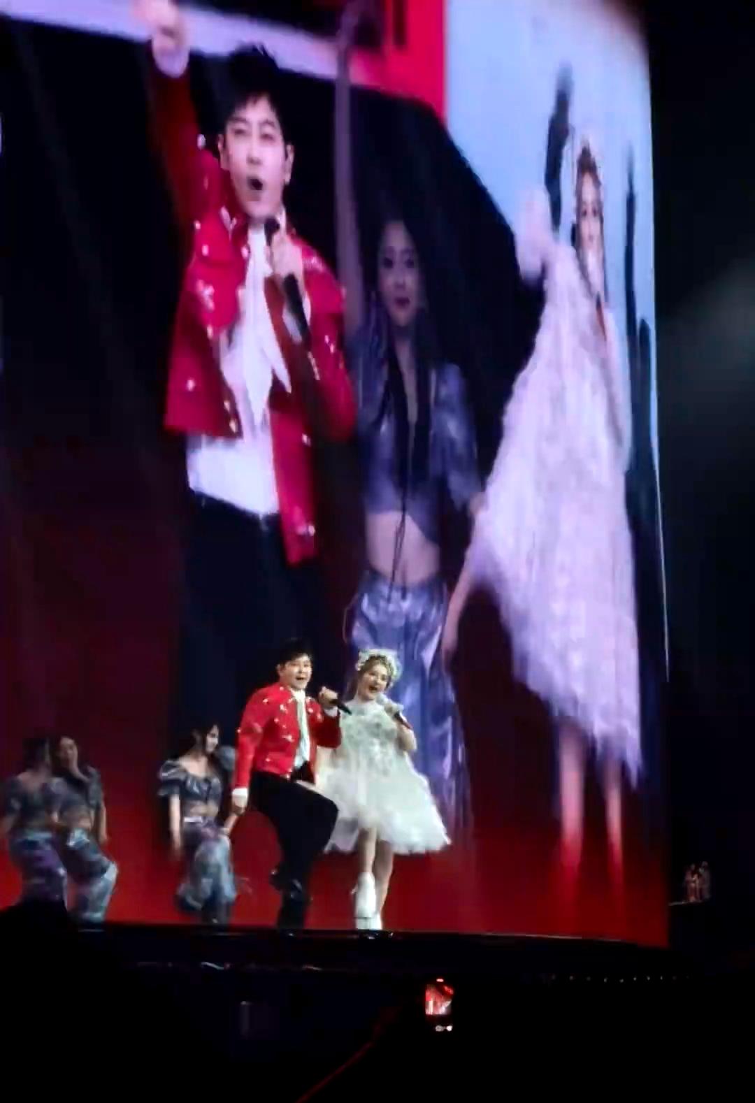 谢娜演唱会好多明星 千值万值

娜姐的本意应该是大家一起玩儿，她自己应该也知道不