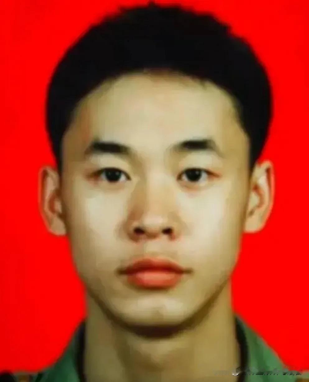 1995年，一名解放军战士在乘车回部队的途中，劝司机不要停下加油，但司机执意停下