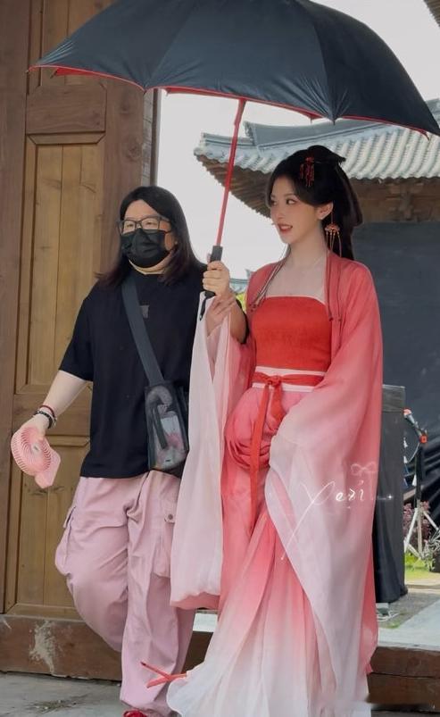 孔雪儿垂耳兔发髻孔雪儿红衣古装适配度 孔雪儿垂耳兔发髻，孔雪儿红衣古装适配度，完