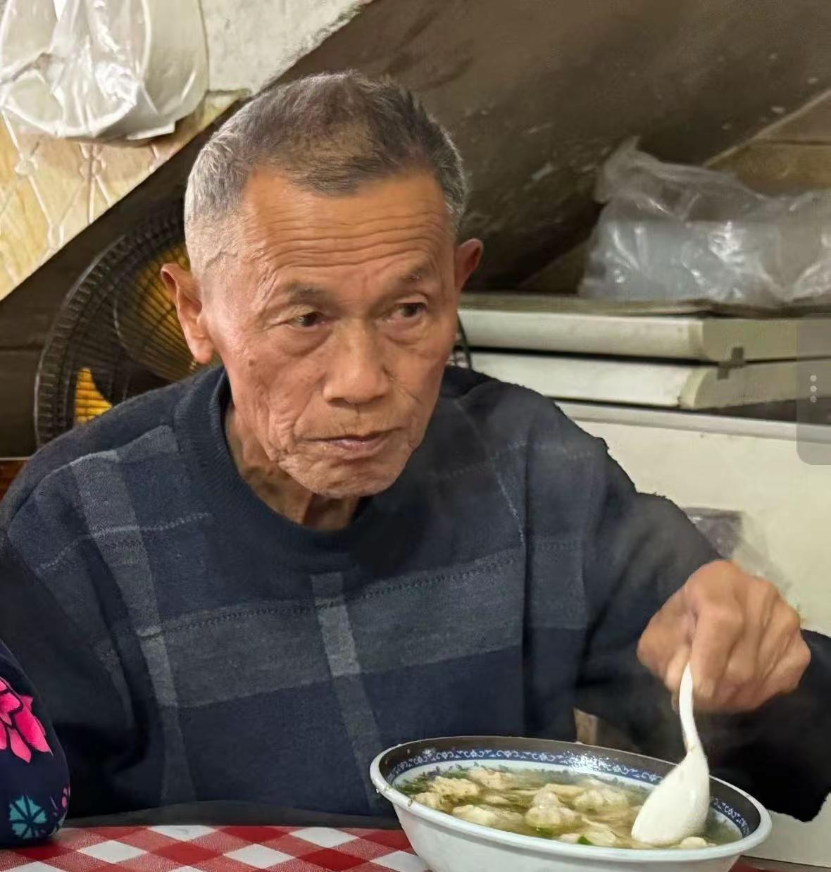 深圳邻居的爸爸，在肇庆走失，患有老年痴呆症，春节前走失到现在没找到，想起都心酸麻