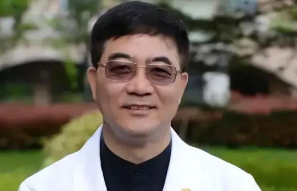 上海中山医院顶尖心内科主任葛均波，在为一位19岁的少女做心脏手术时，竟突然颤抖着