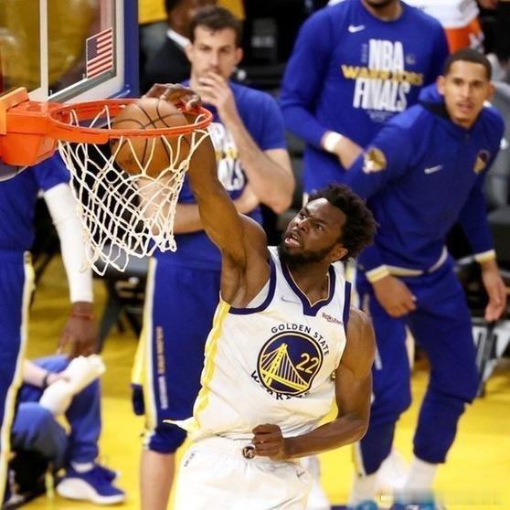 《鲍威尔对维金斯说别哭！所以他依然在笑，尽管眼角已含泪》他穿着热火的球衣，重新走