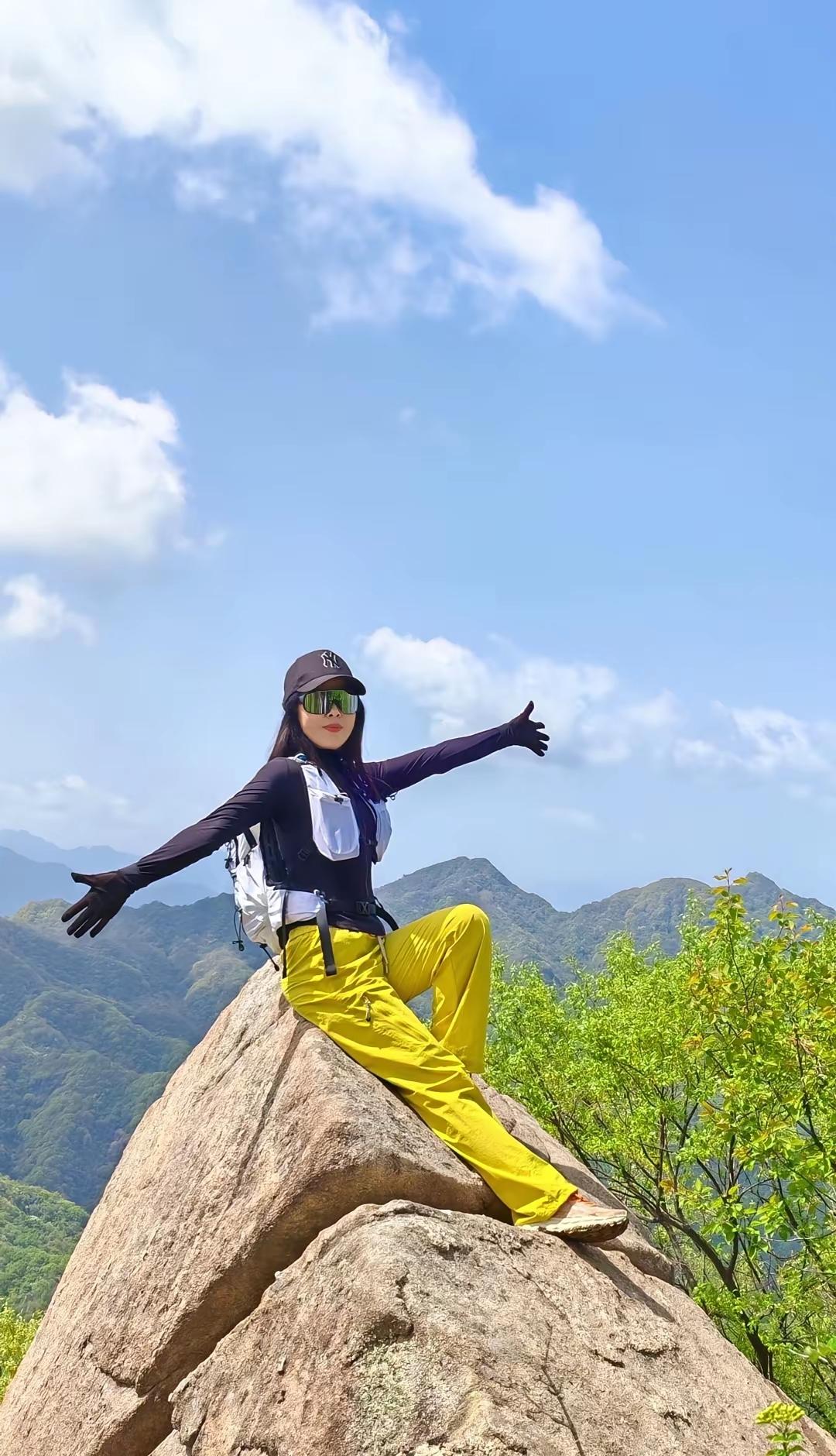 征服高峰，拥抱自然！🏔️🌿👟