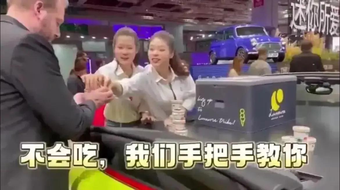 宝马mini事件两位女生身份曝光，右边的女生26岁，毕业于上海某学校。

左边的