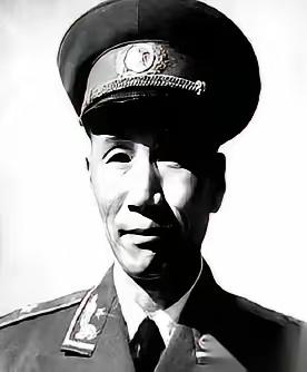 1941年4月底的深夜，刚带着上千号兄弟投奔新四军的旅长陈锐霆，在自己睡觉的破屋