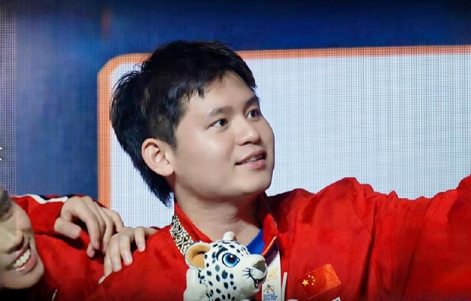 林诗栋，真值得看高一线，这不，男团颁奖的时候，带队上场的小石头，把C位让给向鹏、