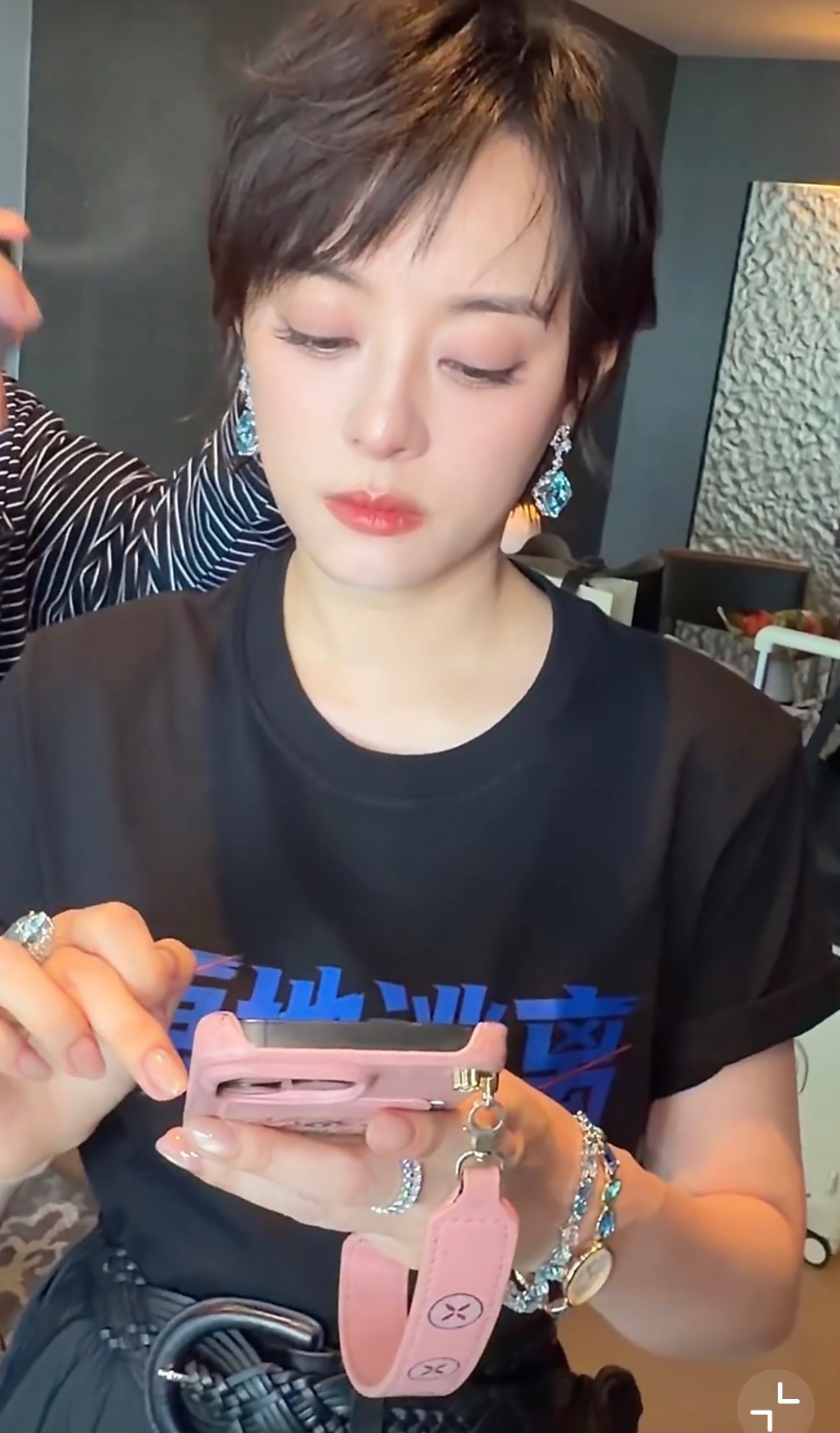 金鹤龙给孙俪化的美美妆孙俪就一个字美《原地逃离》活动孙俪状态满分，金鹤龙这款简约