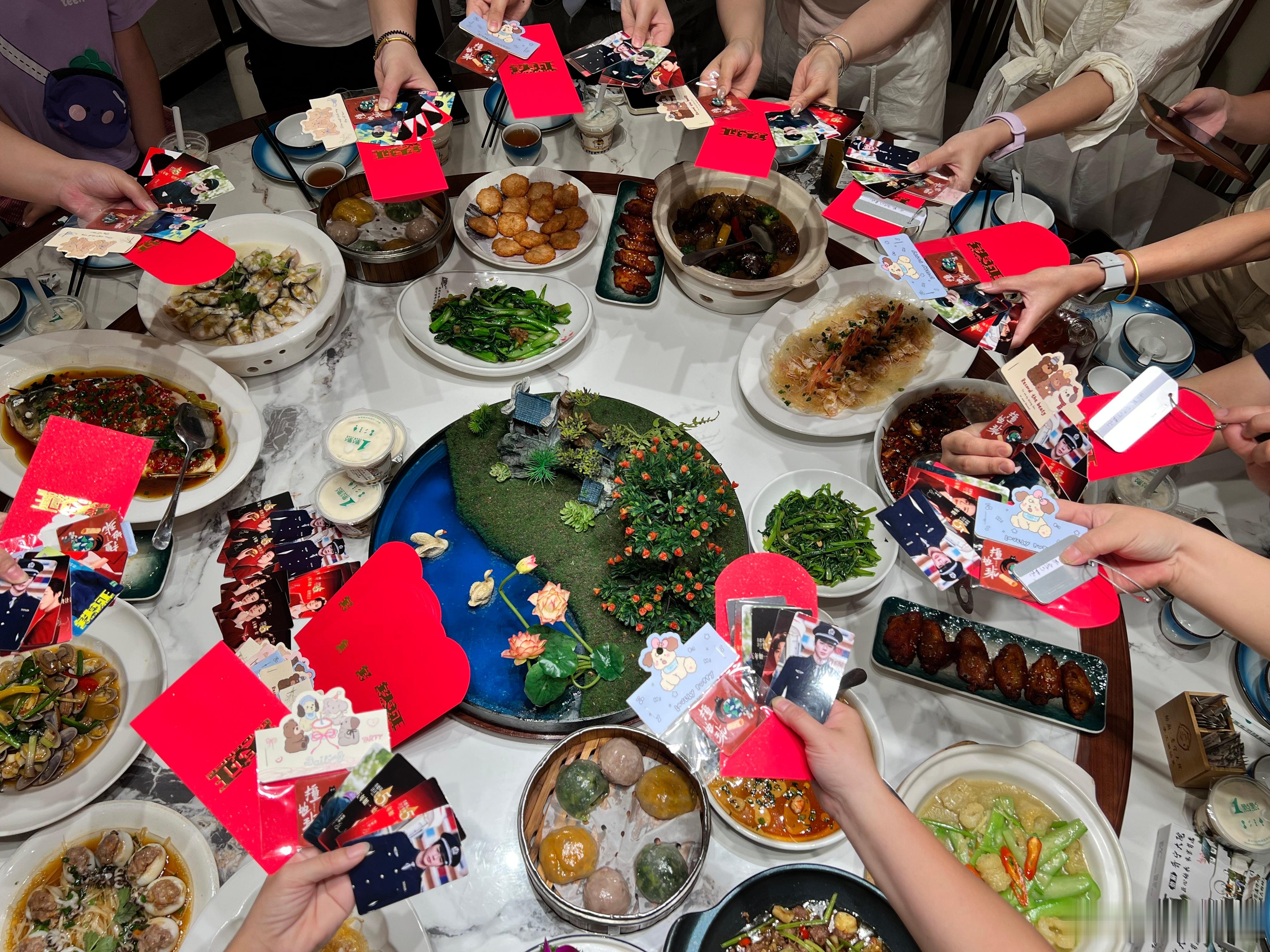 在爱你的路上我也遇到了许多爱你的她们我想同担这一页应是同频共振 喜乐与共我细数 