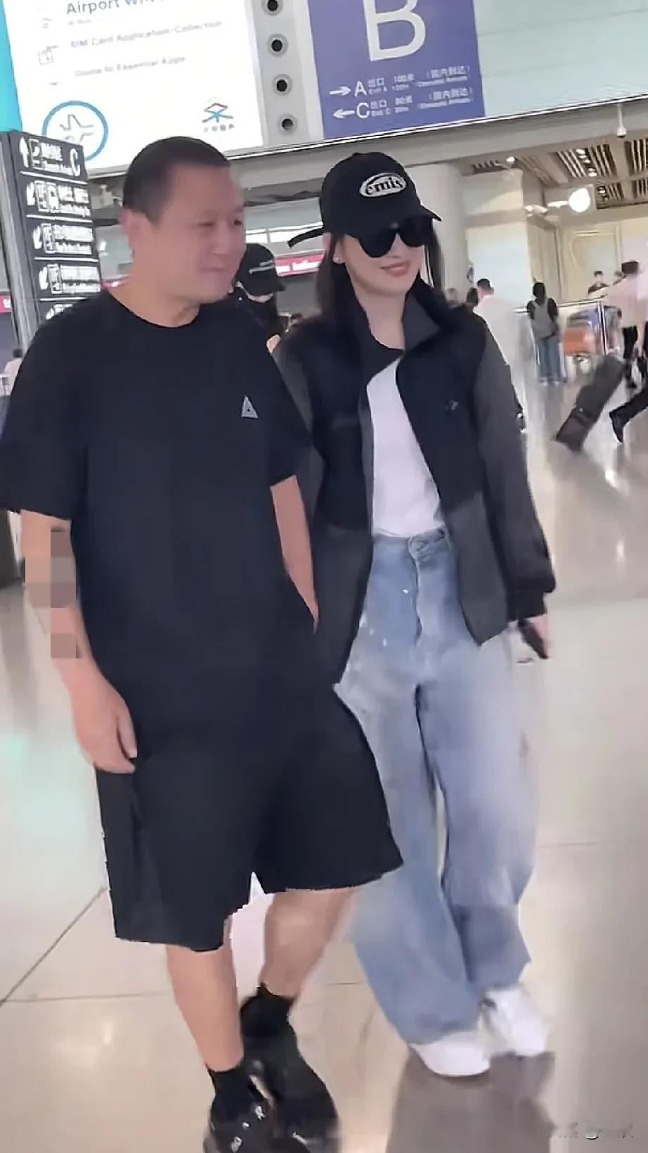曾剑是一名摄影师和剪辑师，两人因拍摄电影《推拿》相识。梅婷和曾剑于婚后育有两个孩
