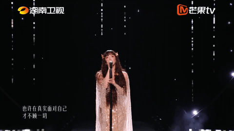 歌手直播亚亚一开口有输的风险吗高音段落再度震撼全场，通透又有力量，听完鸡皮疙瘩根