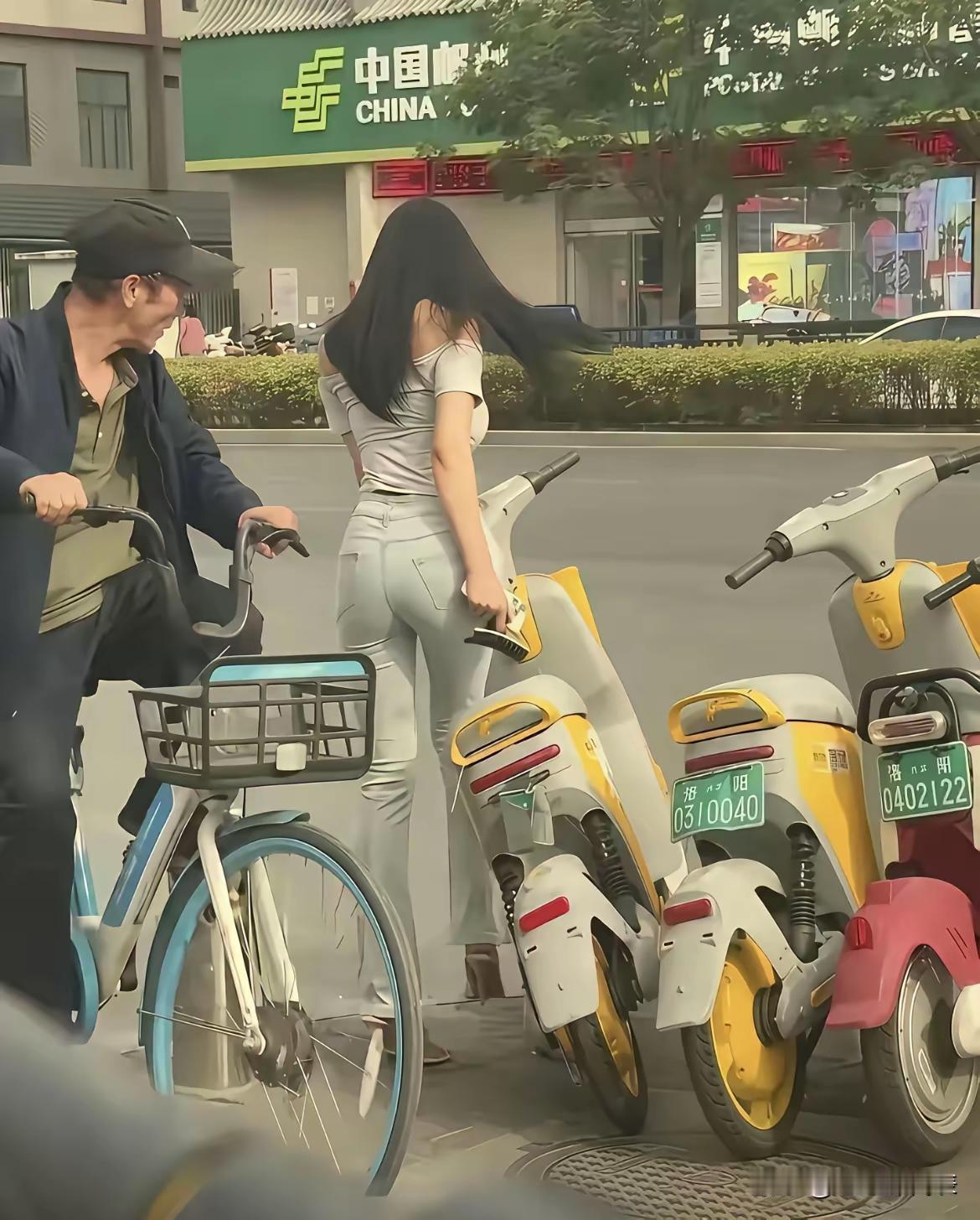 大爷，这么大岁数了这样不好吧，注意一下自己的行为。男人永远都长不大，对吗？