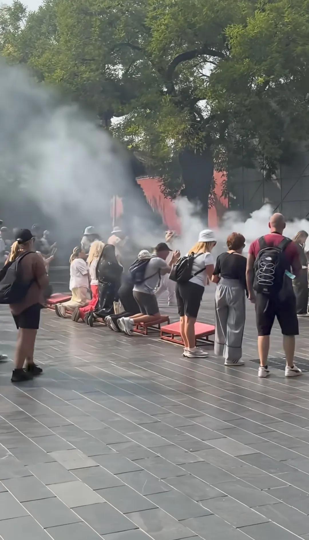 来中国旅游的老外烧香拜佛，网友：佛祖财神爷都能听懂吗？
