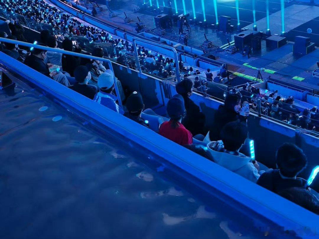 快乐家族在张杰演唱会团建谁懂啊！快乐家族一出现，瞬间梦回那些年一起追过的时光。 