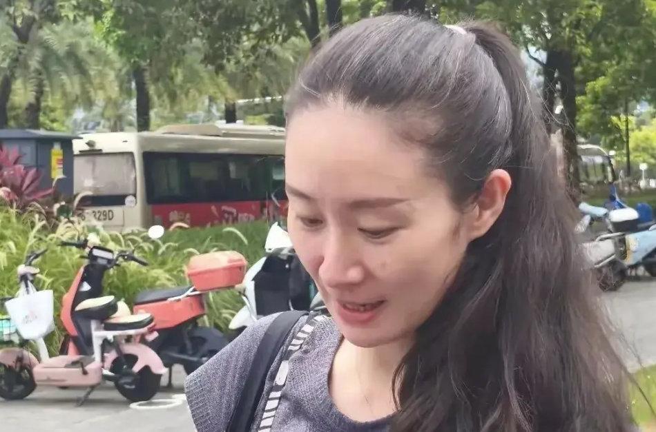 41岁王亚彬素颜逛菜场，头上白发挺抢镜！王小蒙这状态够真实的吧！ ​​​