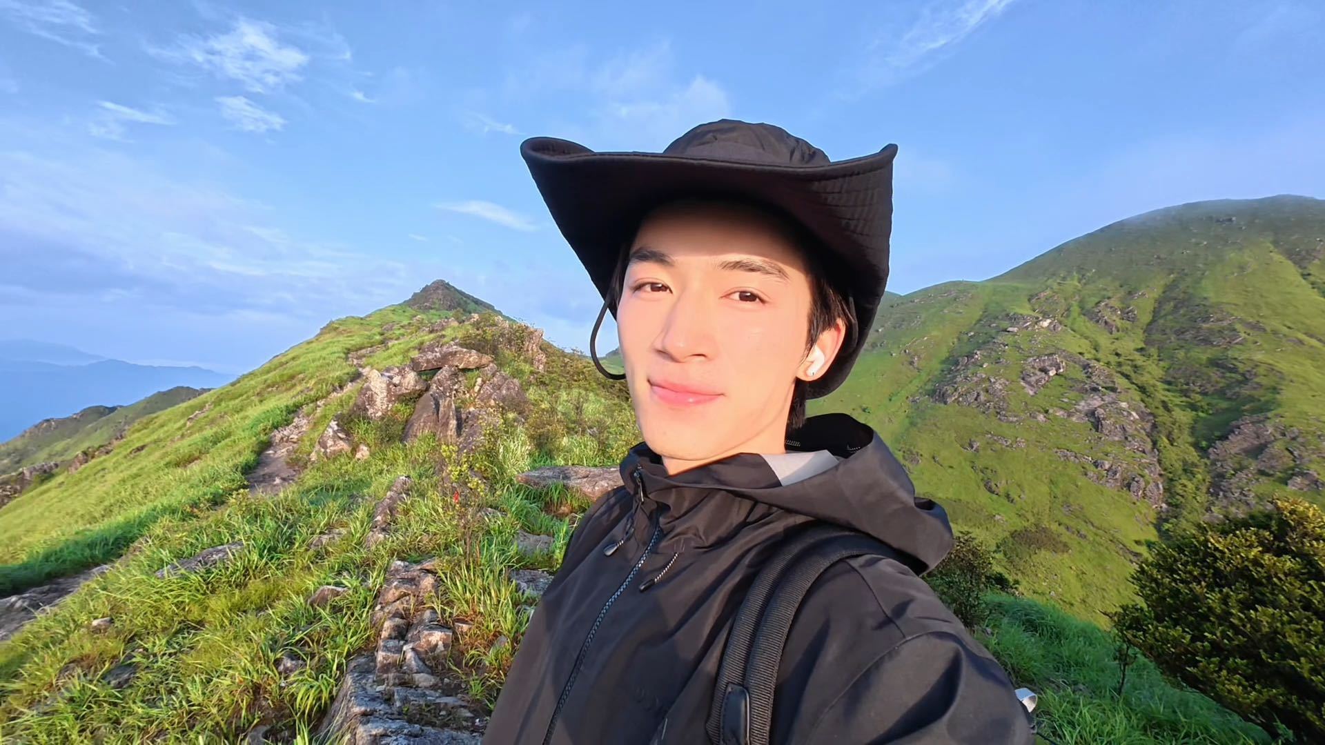 王星越凌晨三点去爬山结束花少8海外录制顺利回国，王星越vlog惊喜满满，中途自驾