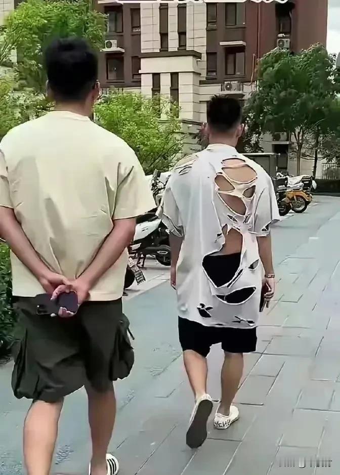深圳一高档小区，女子发现穿破烂衣服的男子，手戴金镯脚踏花鞋，显得格外不同。好奇心