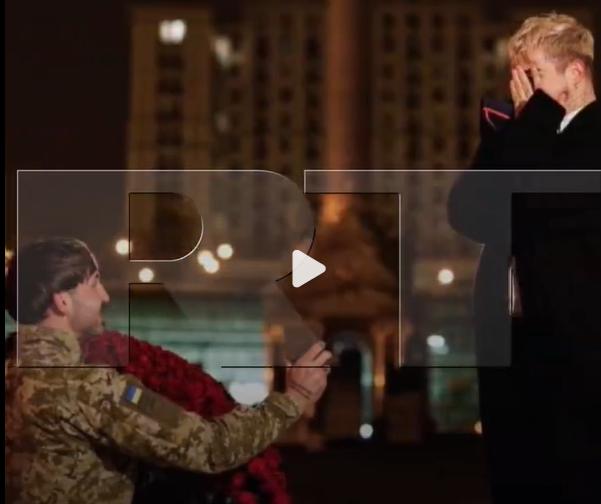 【乌克兰男歌手因与男士兵订婚遭网民抨击】当
据媒体报道，地时间11月23日，乌克