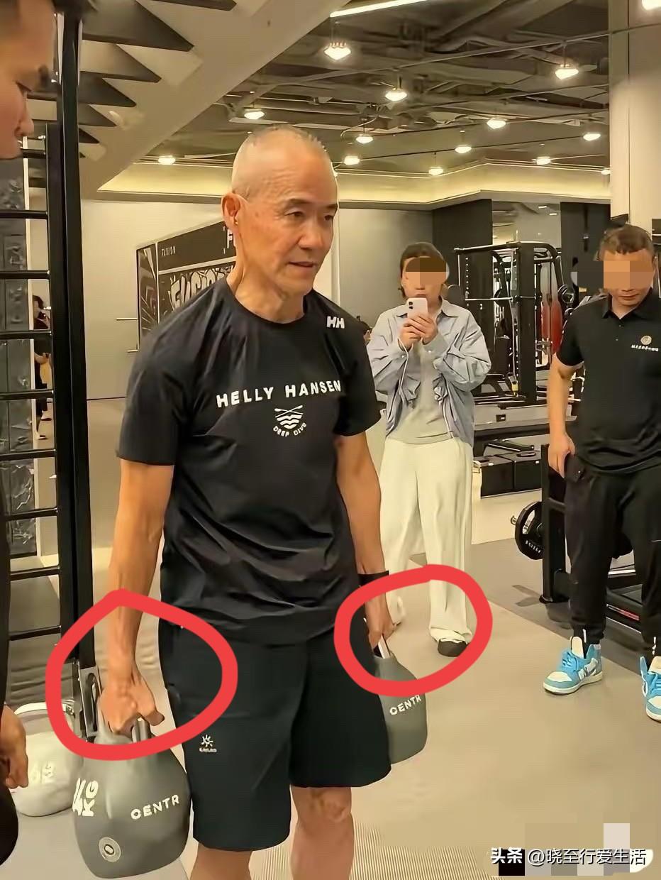 不做隔壁“老王”！70多岁的王石，为了小30岁的她，坚持高强度健身？

瞧，又是