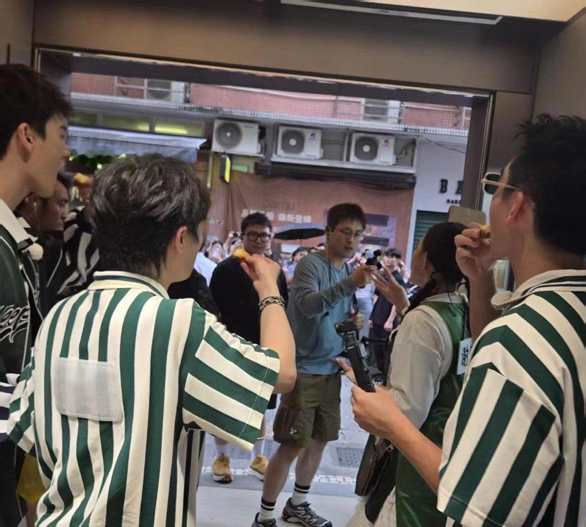 周深吃蛋挞在嘴里炒了盘菜 不得不说，周深在澳门跑男吃蛋挞这一幕太逗，蛋挞太烫他直