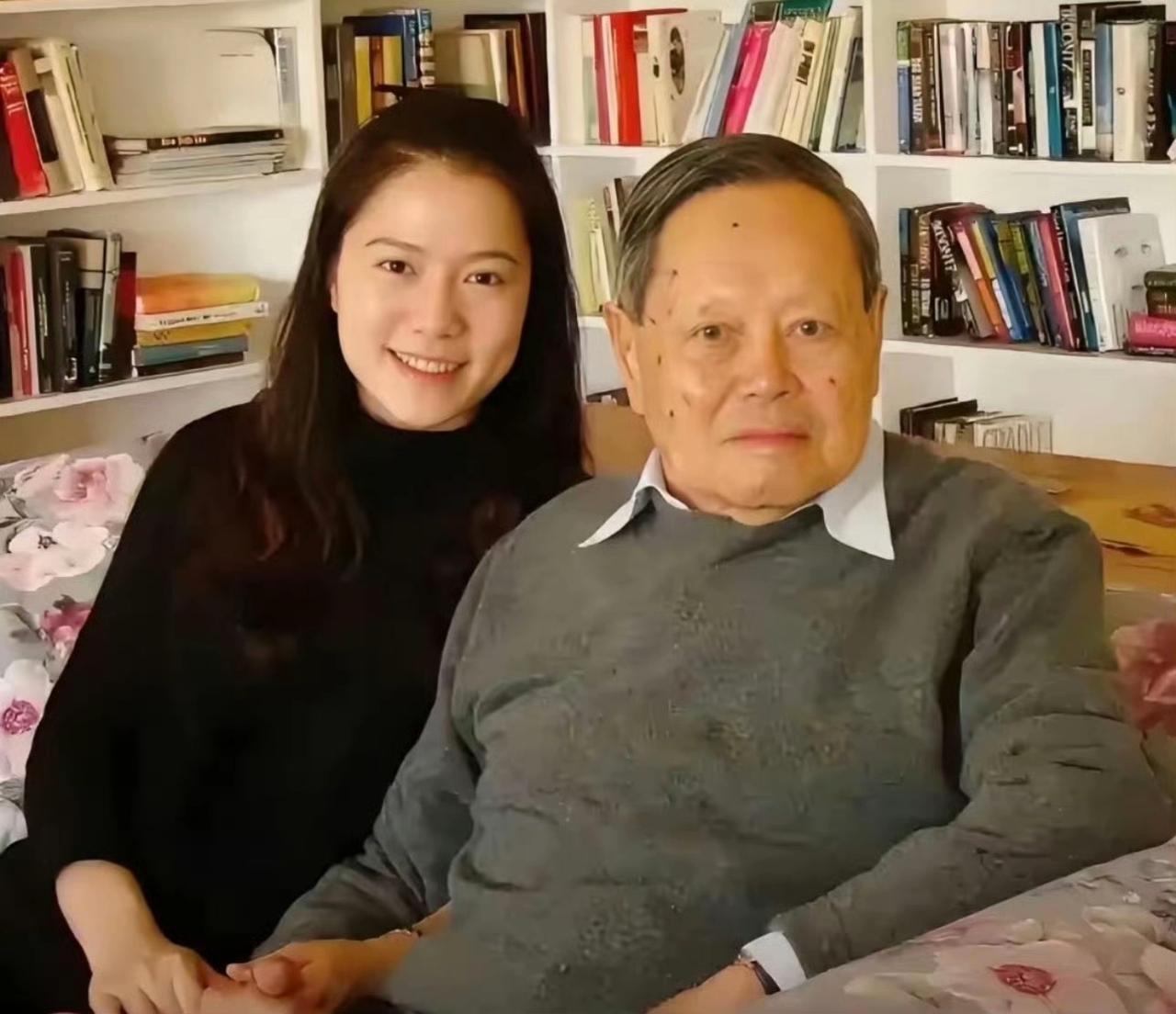 2004年，82岁的杨振宁，迎娶了28岁的翁帆。虽然不是同一时代的人，但是杨振宁