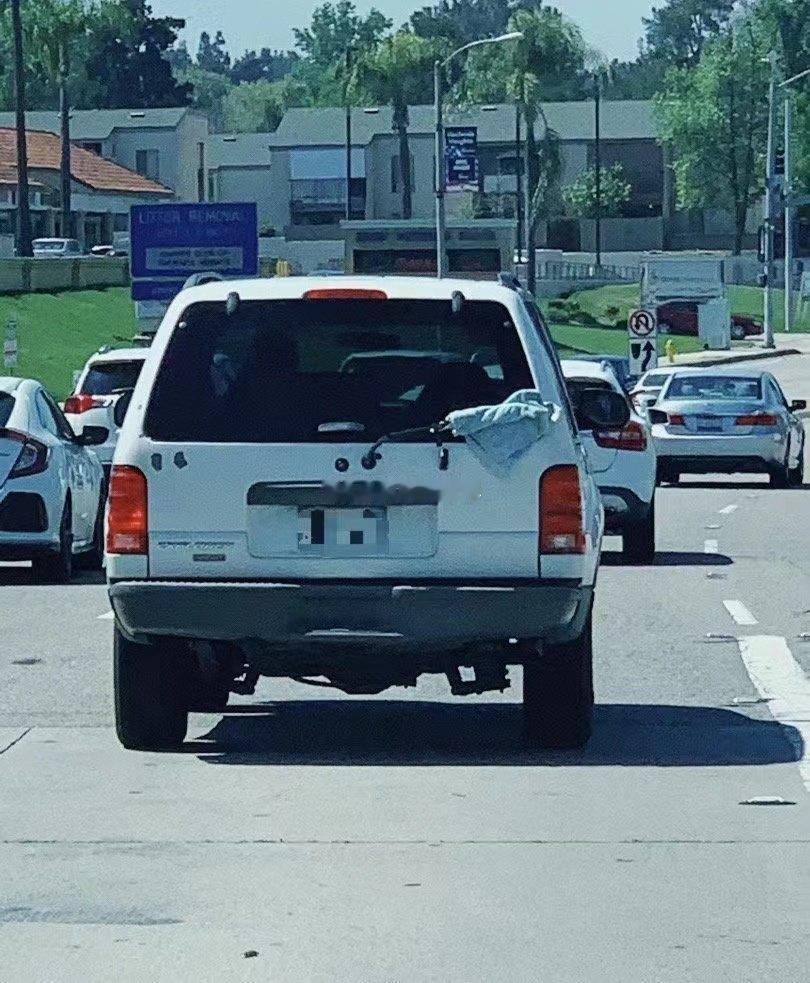 消费降级到这个份上了吗？？？雨刷器都改成用布擦玻璃了吗？？？