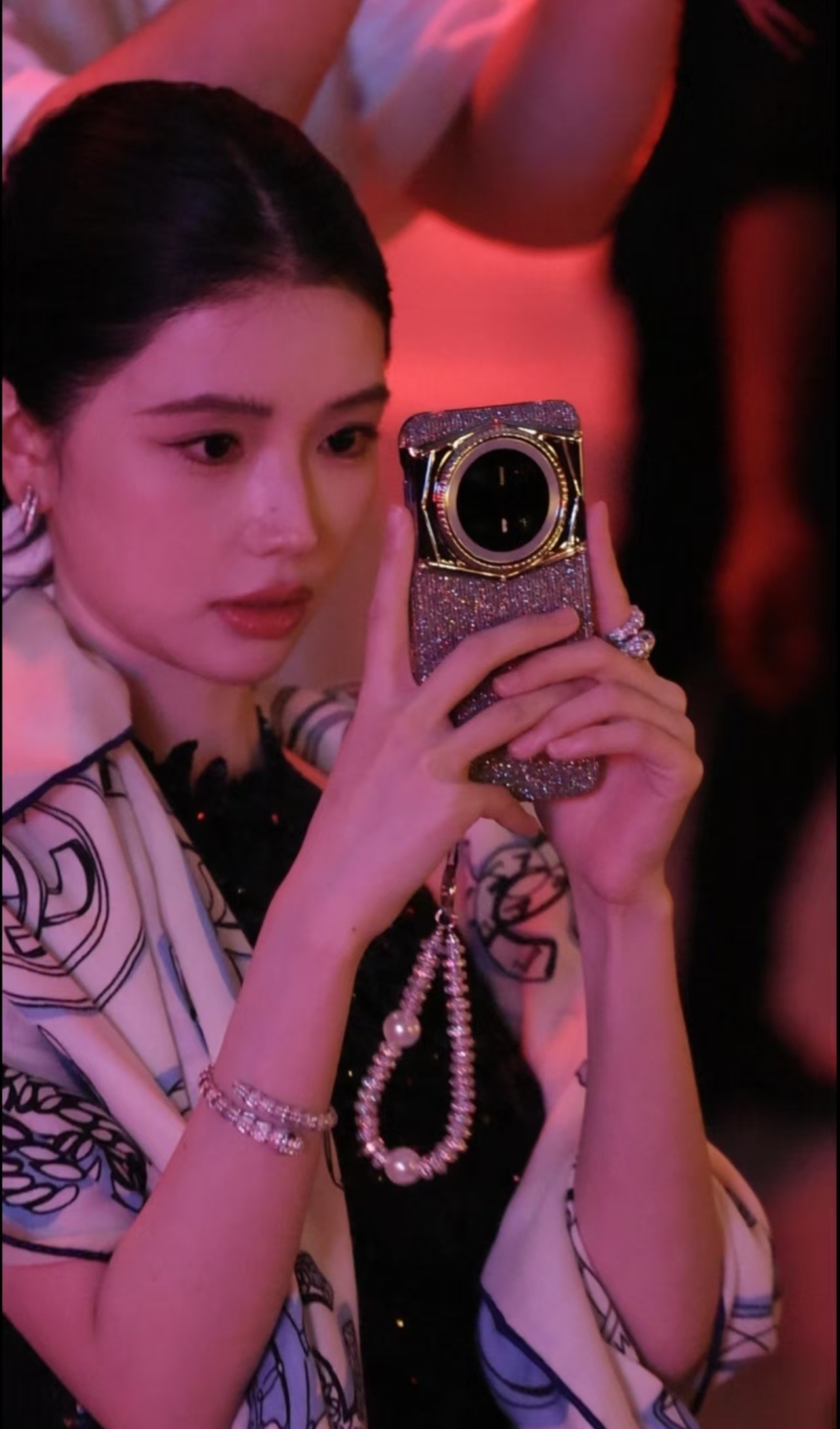 方圆林志玲美女旁边还是美女 还得是红枫呀，这拍出来真清晰，还原色彩真准！就有一说