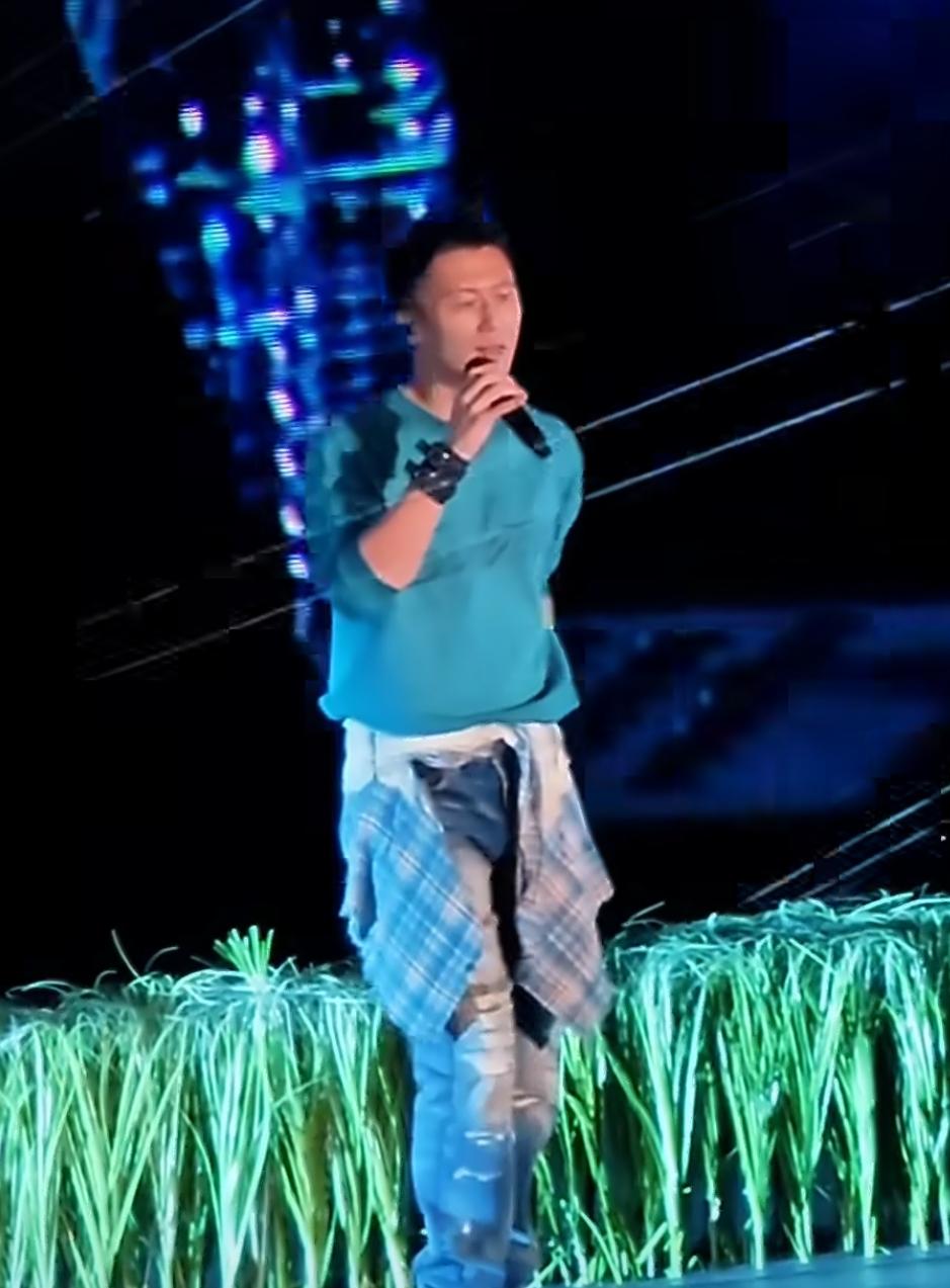 见过恋爱脑，没见过这么严重的恋爱脑！
四十几岁的人了提起来王还有那种娇羞的笑！