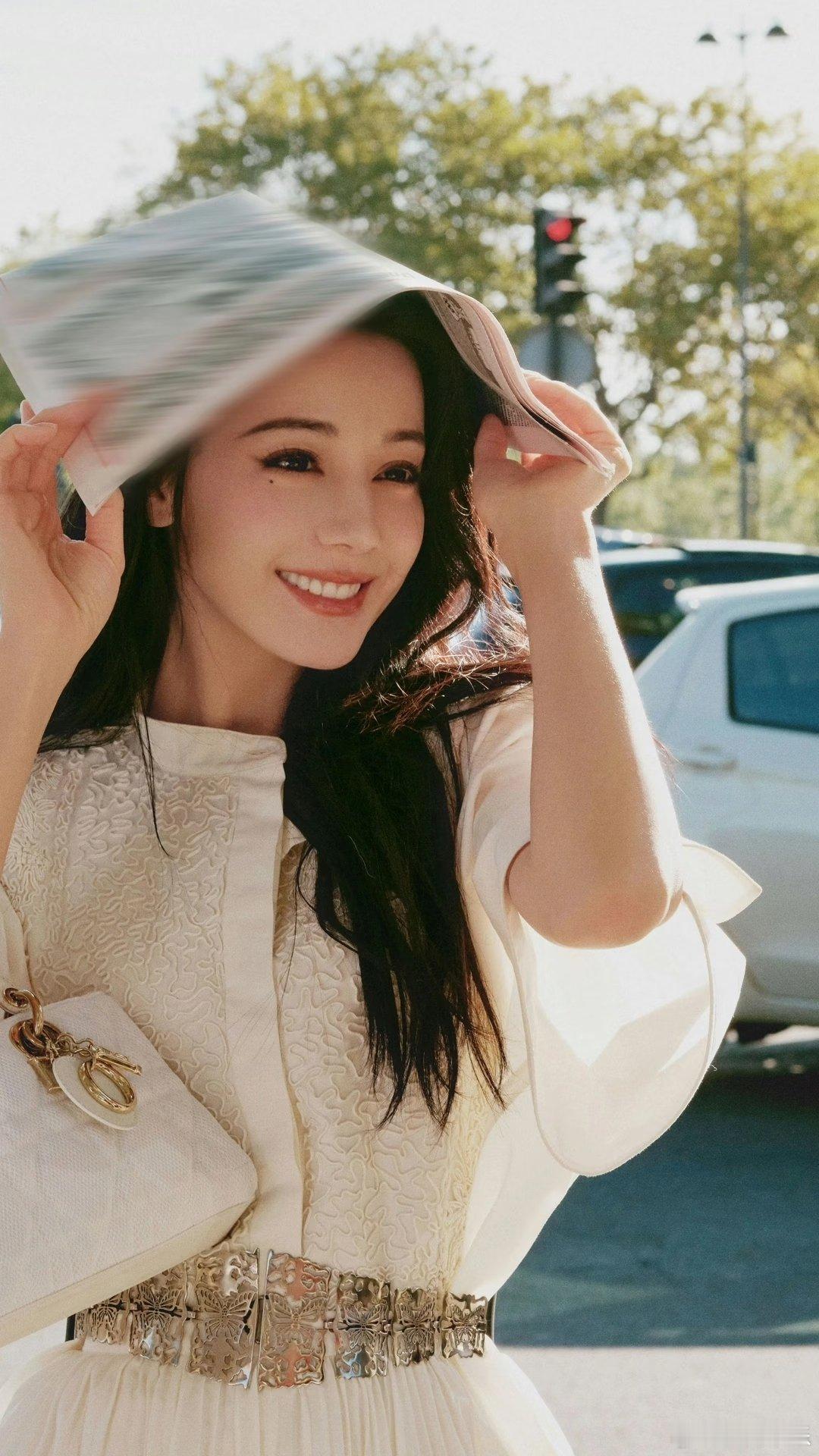 迪丽热巴 嘉行终是结束了漫长的依附，开启了独属于自己的篇章。告别过去的束缚与争议