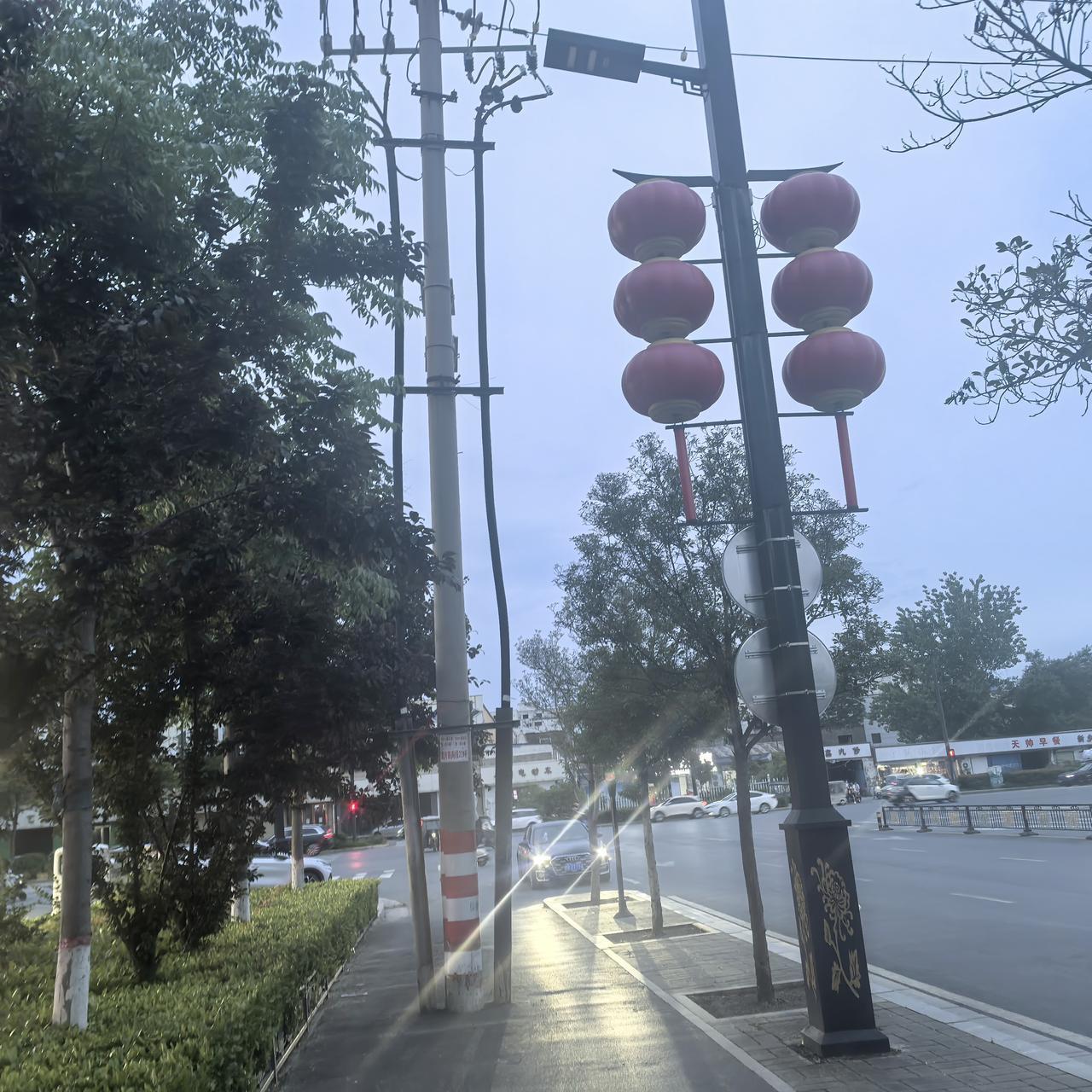 开封一大景，电杆路上挺！              海绵城市道路黄河大街南段，在