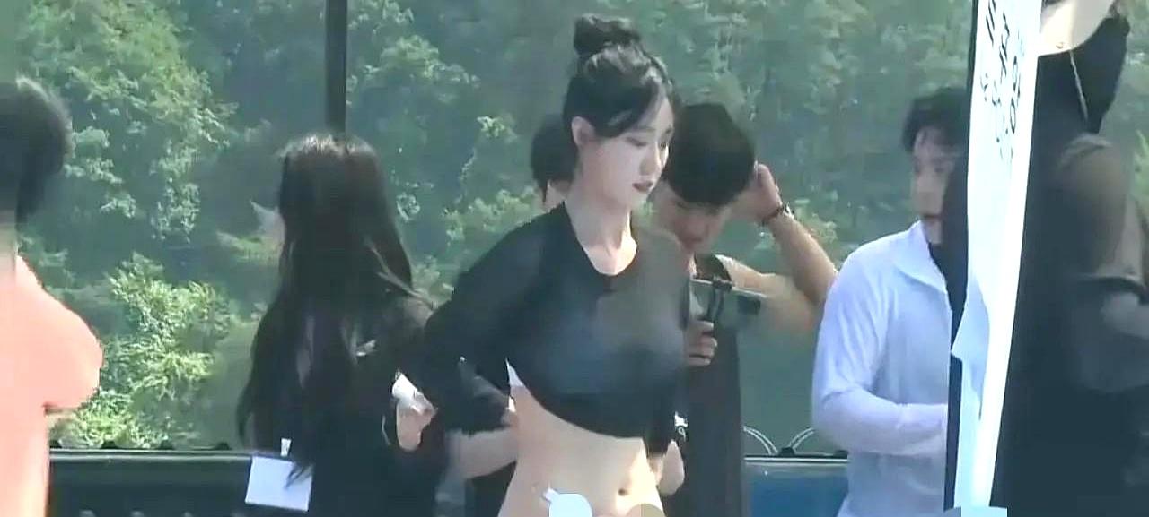 女星活动现场“走光”截图，真的是一不小心吗？
这事一出来，评论区立马炸锅，有人心