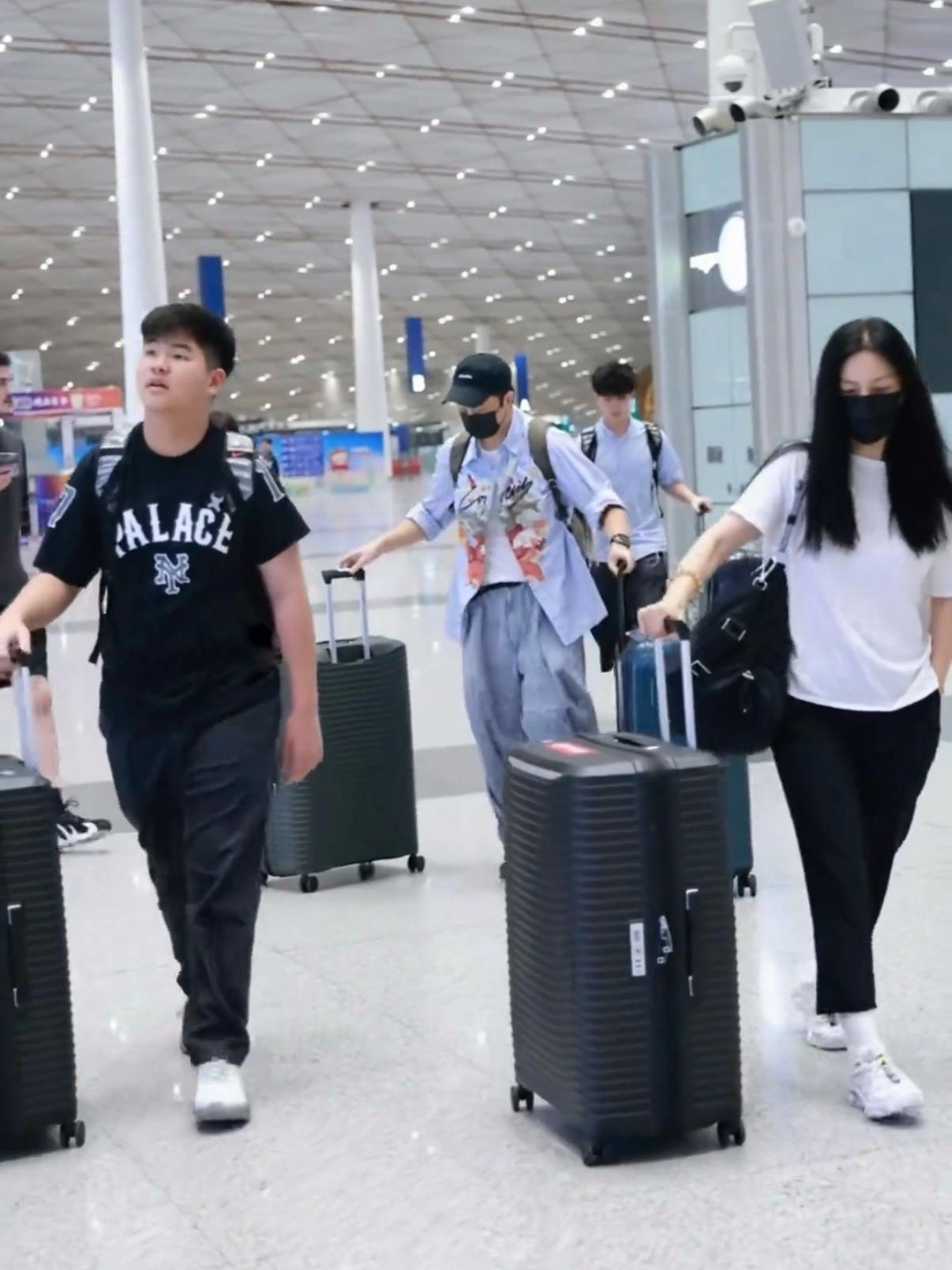 沙溢胡可送儿子去英国读书，安吉高大帅气，12岁小鱼儿长高到180 ​​​