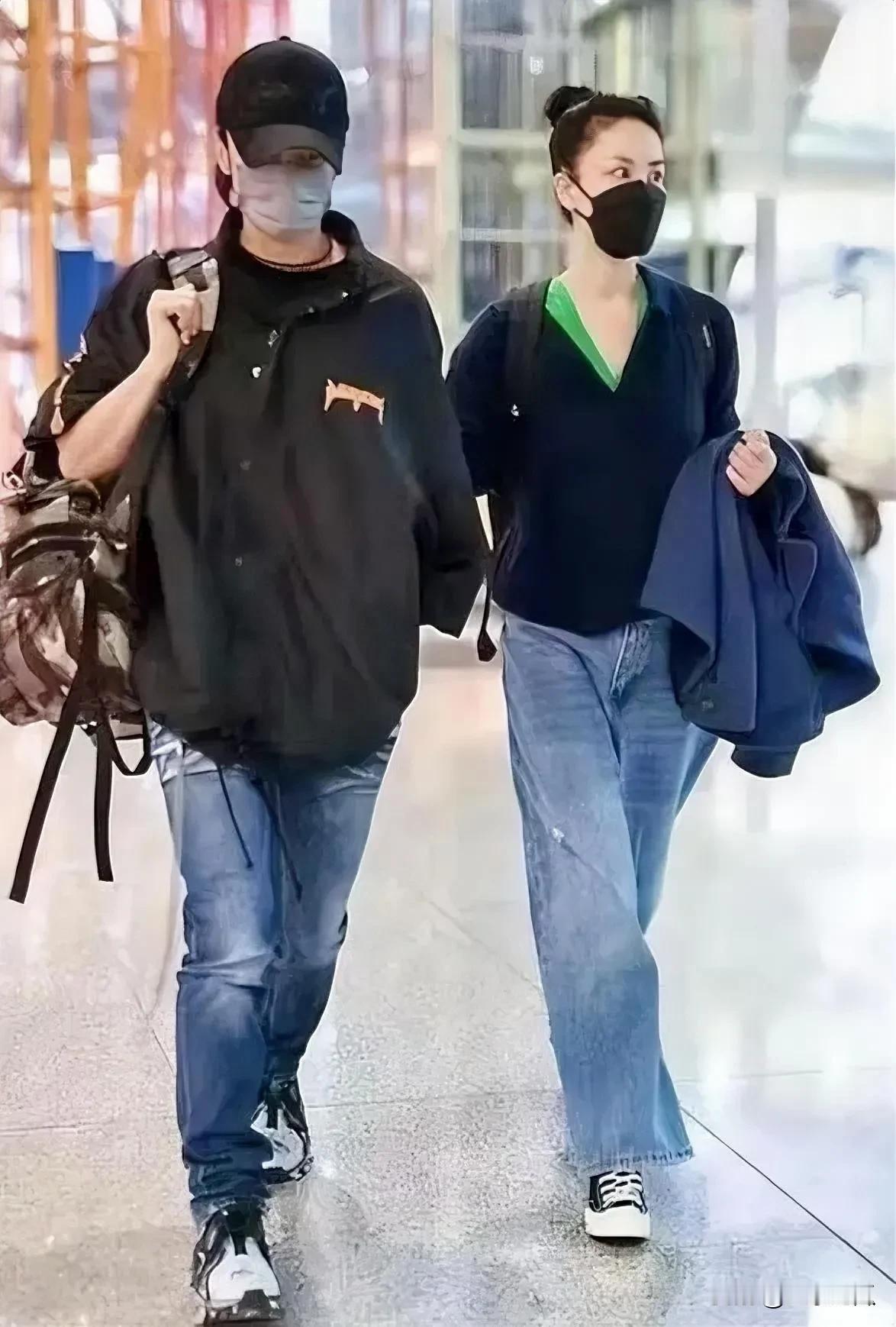 王菲与谢霆锋同框，画面满是甜蜜。二人步伐轻盈，眼神交汇间爱意流淌。王菲的随性自在