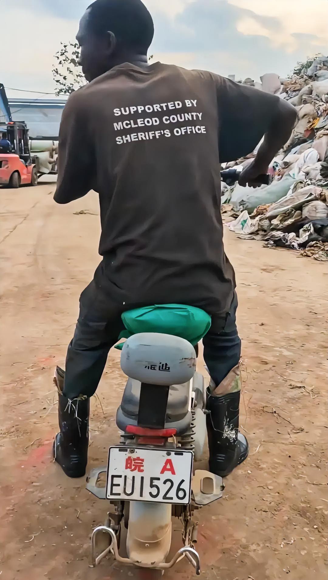 就说别看国外新闻，网友们非得不听，现在闹心了吧。
国内电动车出现在非洲，连车牌都