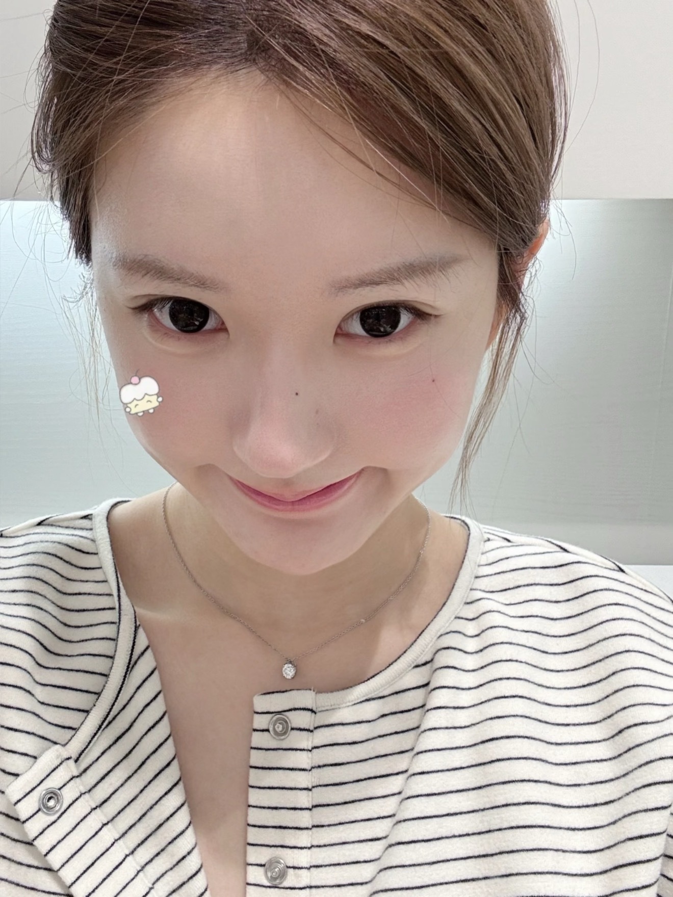 赵露思今日更新，这张好有早期自拍的感觉🤳🏻 