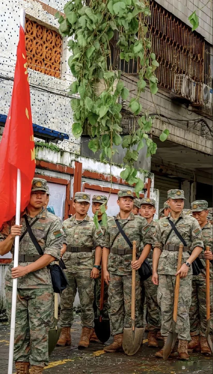 永远爱我们的人民子弟兵。
海南台风过后一群人民子弟兵抢险救灾他们永远是我们坚强的