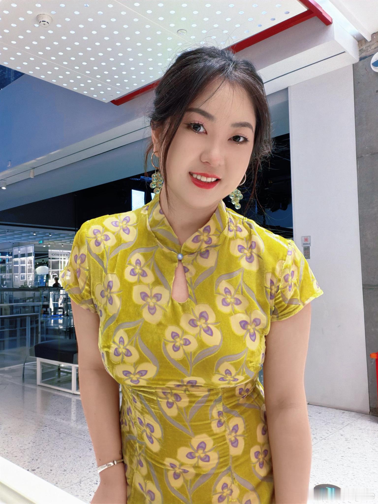 化了一个超温柔的妆容，好喜欢耶