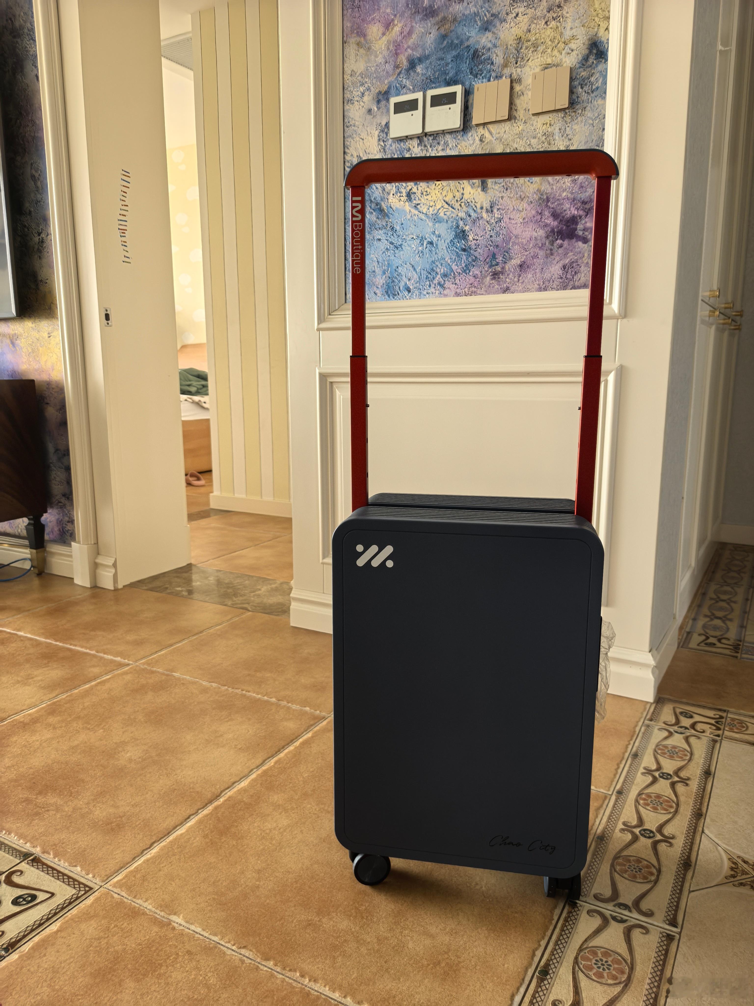 刚收到送的行李箱，还蛮好看的嘞。祝智己LS6大卖。 ​​​