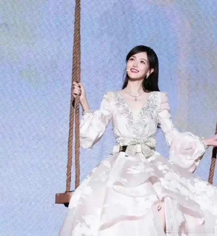 幸福的婚姻和美满的生活是最好的写照，在41岁唐嫣脸上还能看到那种不谙世事、天真烂
