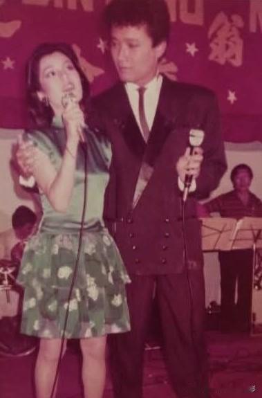 镜头里的她，
穿翡翠绿旗袍配碎花裙，
麦克风攥在手里像攥着星光。