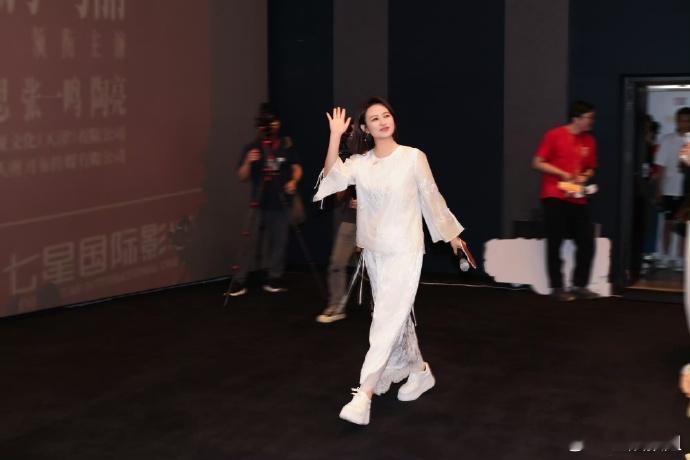 #马丽 对孩子选择放手的感受# 马丽的放手感受，展现了母亲对孩子未来的美好期许。