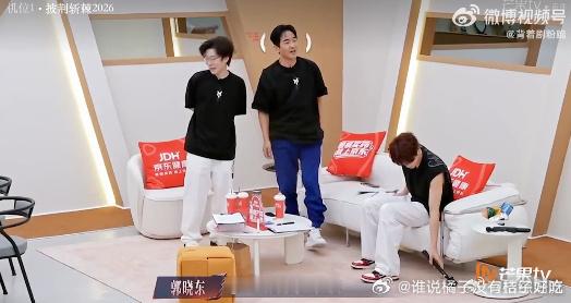 郭晓东学粤语狂戳我笑点 ​​​披荆斩棘直播 披哥直播欢乐时刻，郭晓东挑战粤语学习