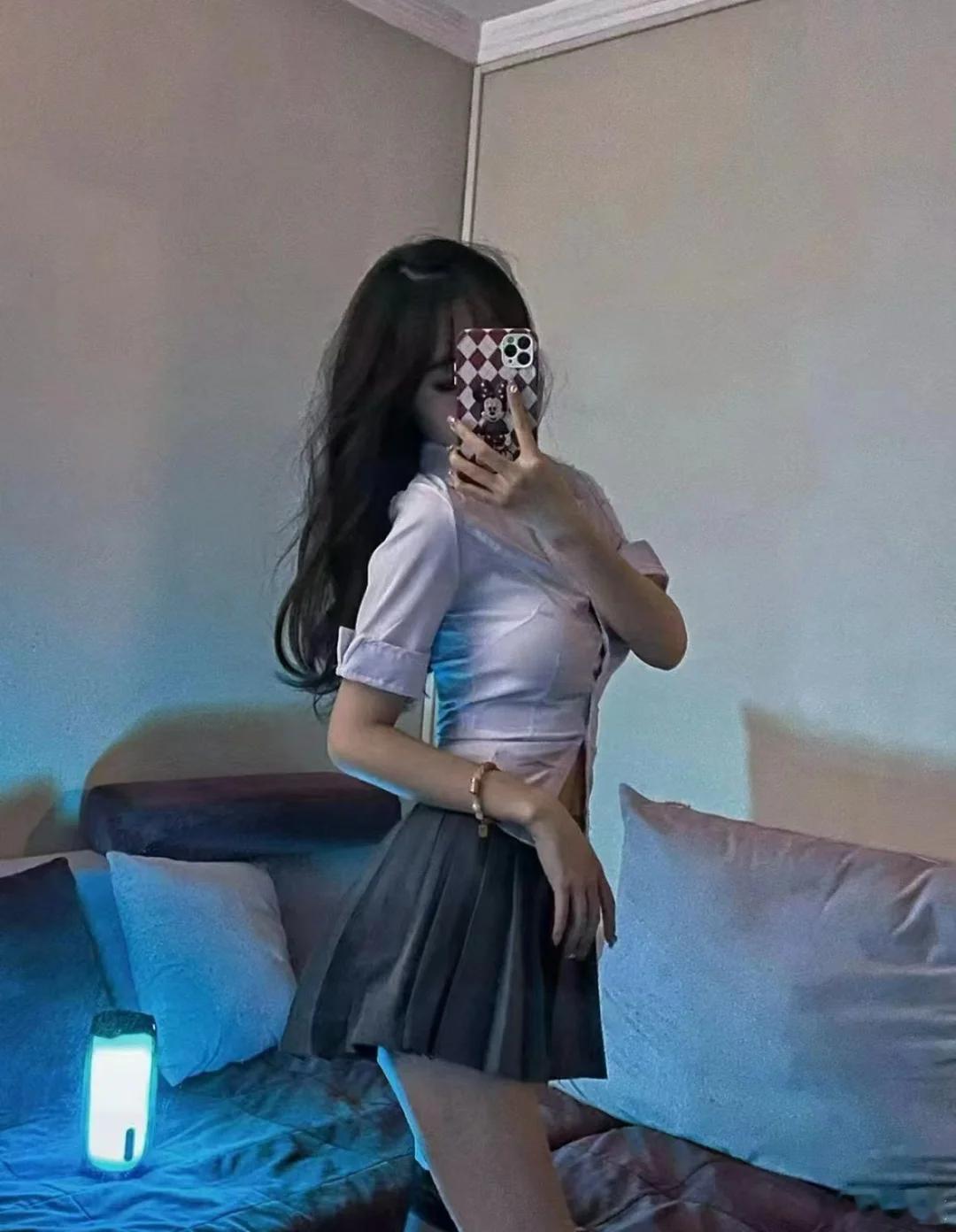 改写后的内容：追求少女感穿搭，展现修长美腿。注意：以上回答仅供参考，在实际应用中