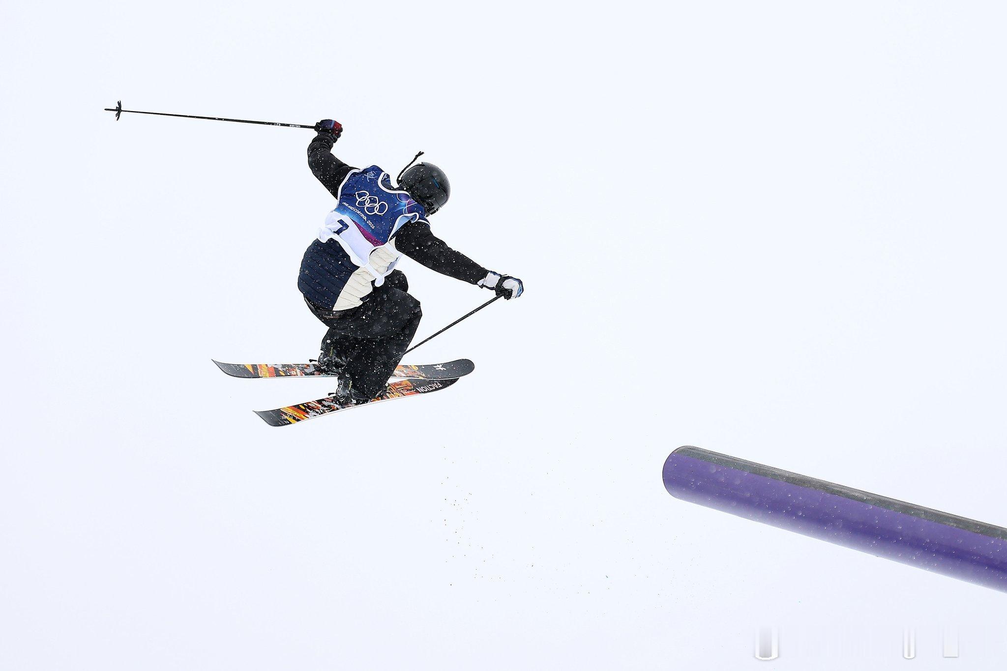 🇨🇳⛷️谷爱凌2026米兰冬奥会的首次雪上训练全新装备登场——龙纹与青花瓷元