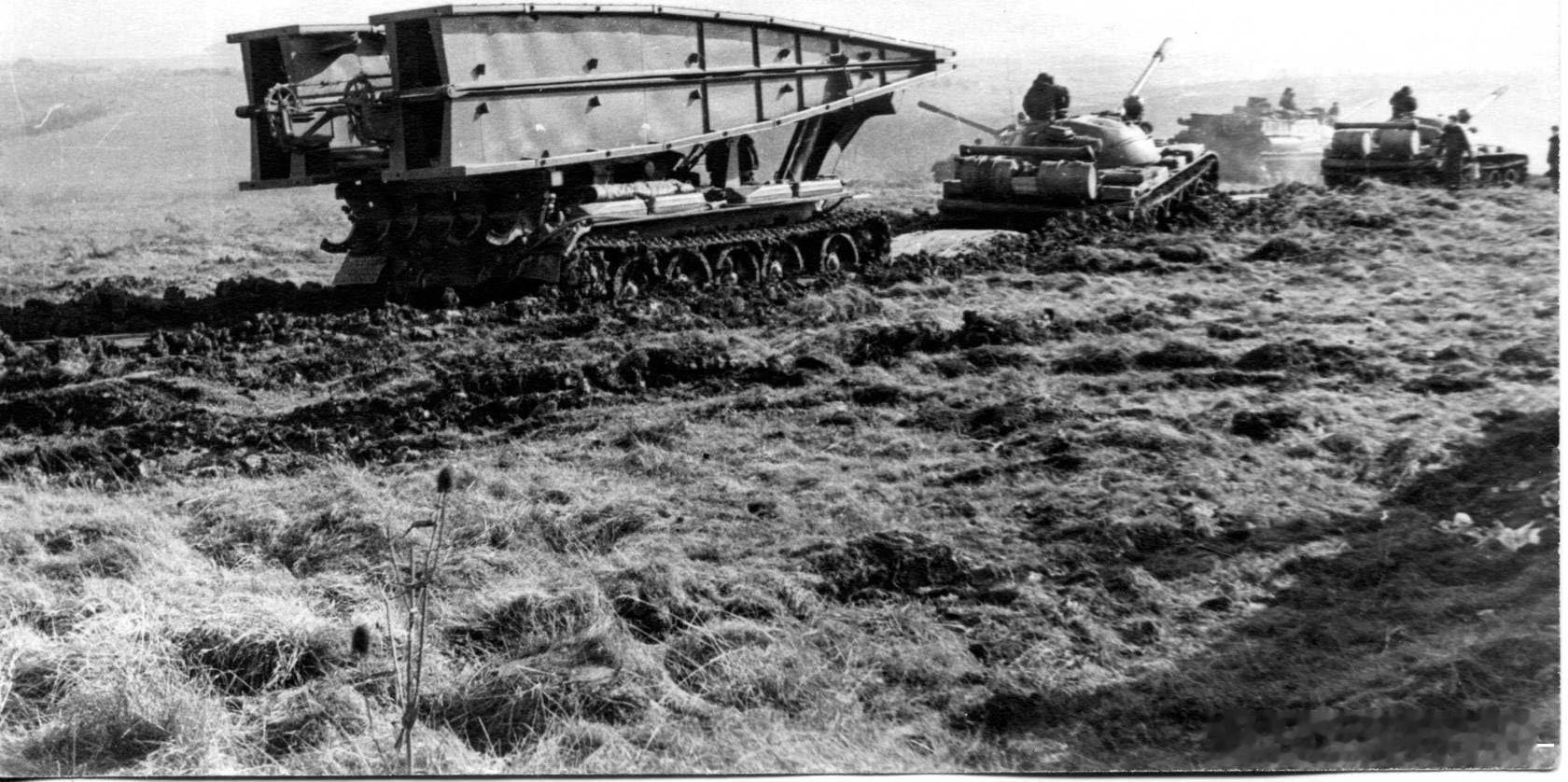 进行野外演练的苏军驻东德西部集群近卫第一坦克集团军第九坦克师的T55和架桥坦克，