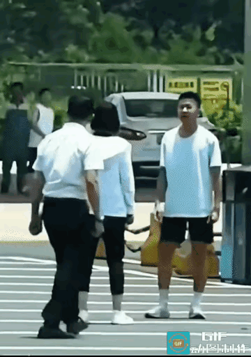 父子俩当街又吵又打，这个小孩真是牛，连父亲也一样打倒。这父母教育失败了。