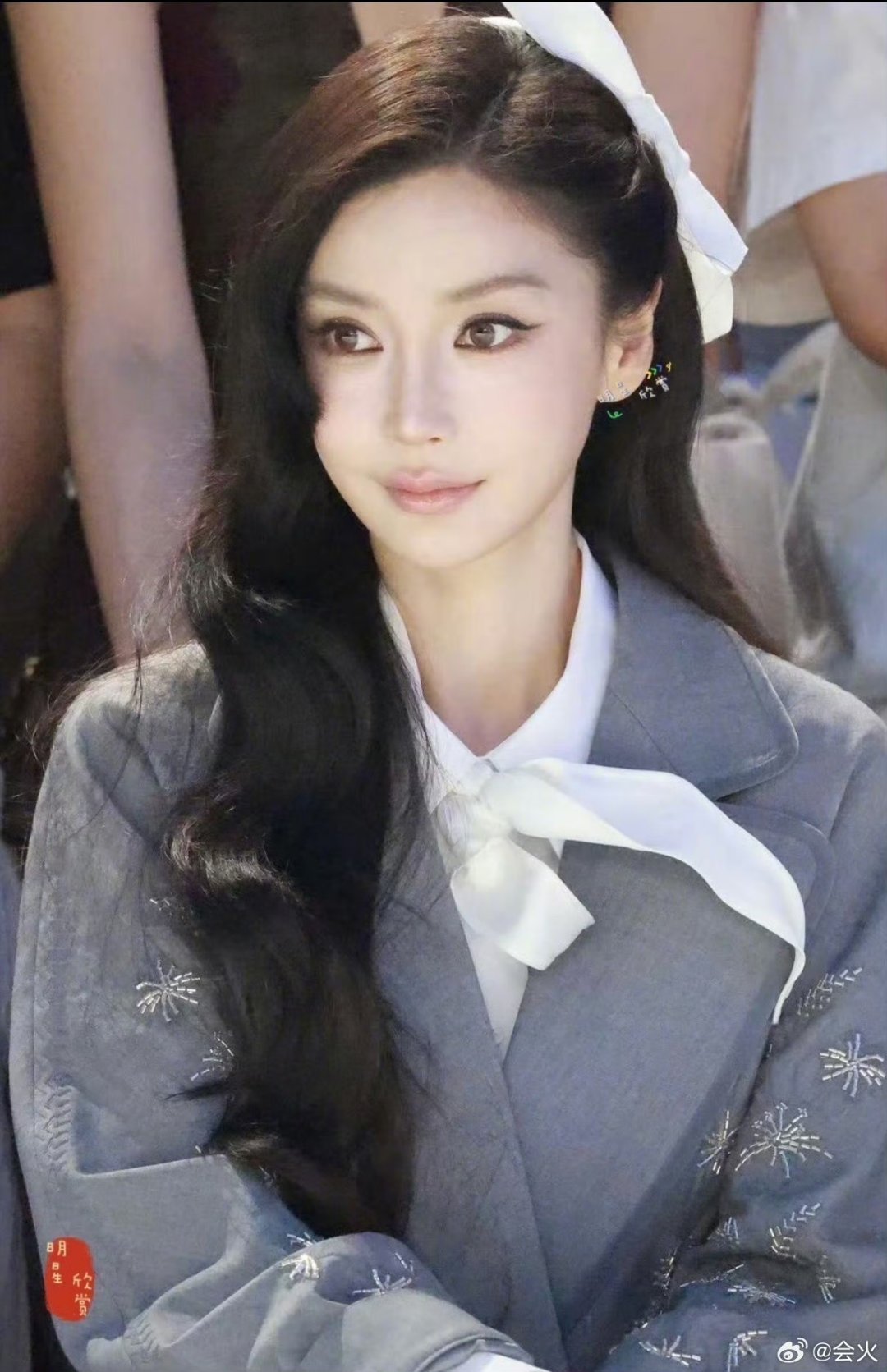 angelababy今日份品牌看秀造型，蝴蝶结+灰色西装，韩系裸色妆，这状态梦回