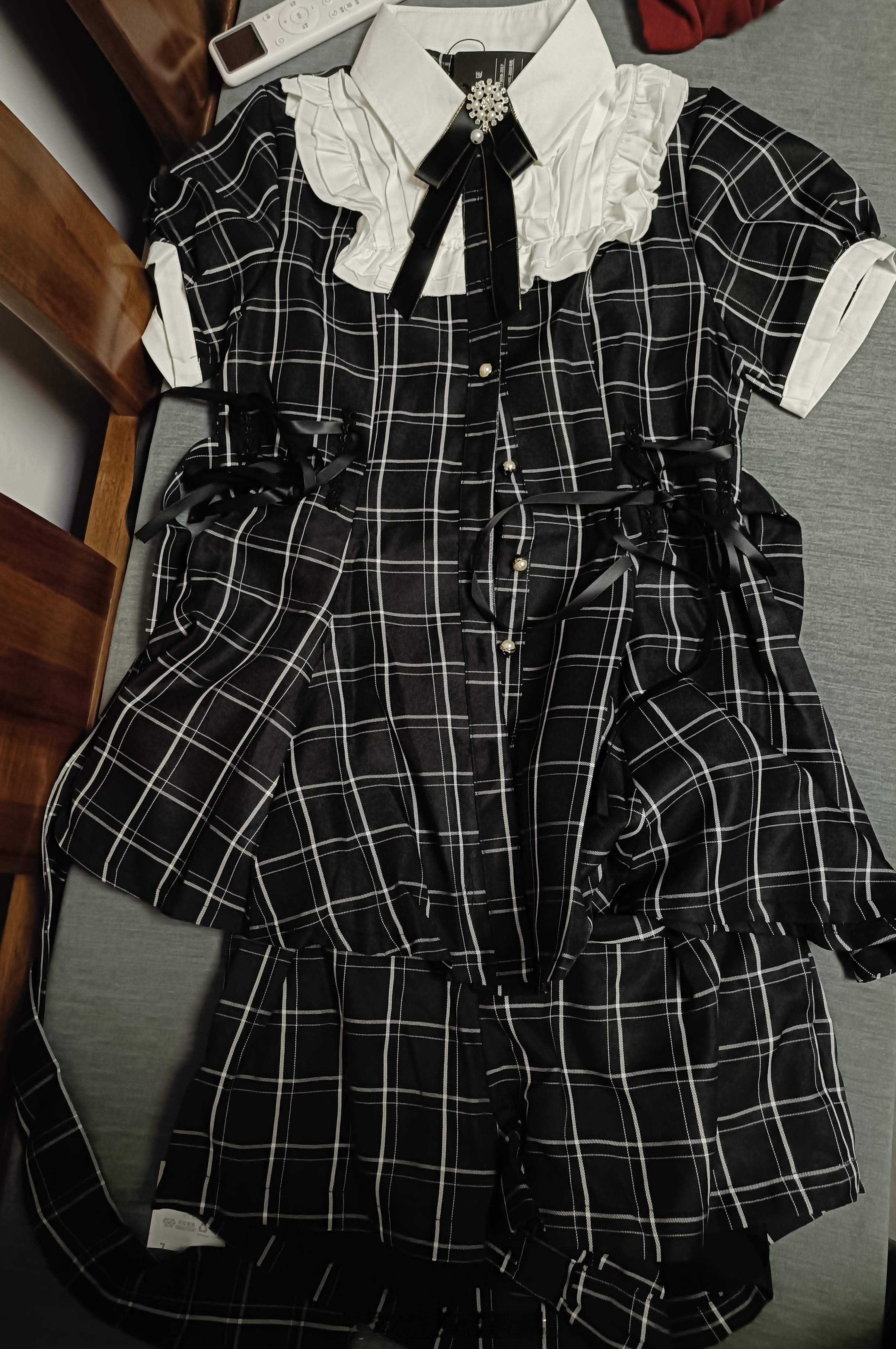 关于豹豹送了一件滴泪系 然后我们转念一想这 衣服不仅有小短裤而且上衣也是前开扣子