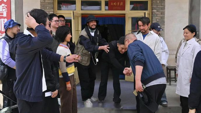 爱奇艺领导探班杨紫生命树爱奇艺的领导们探班生命树 太甜！爱奇艺领导探班《生命树》