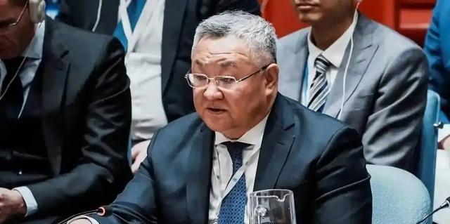 中国5月1日正式接任，联合国安理会轮值主席国，全场掌声雷动，而美国拖欠联合国45